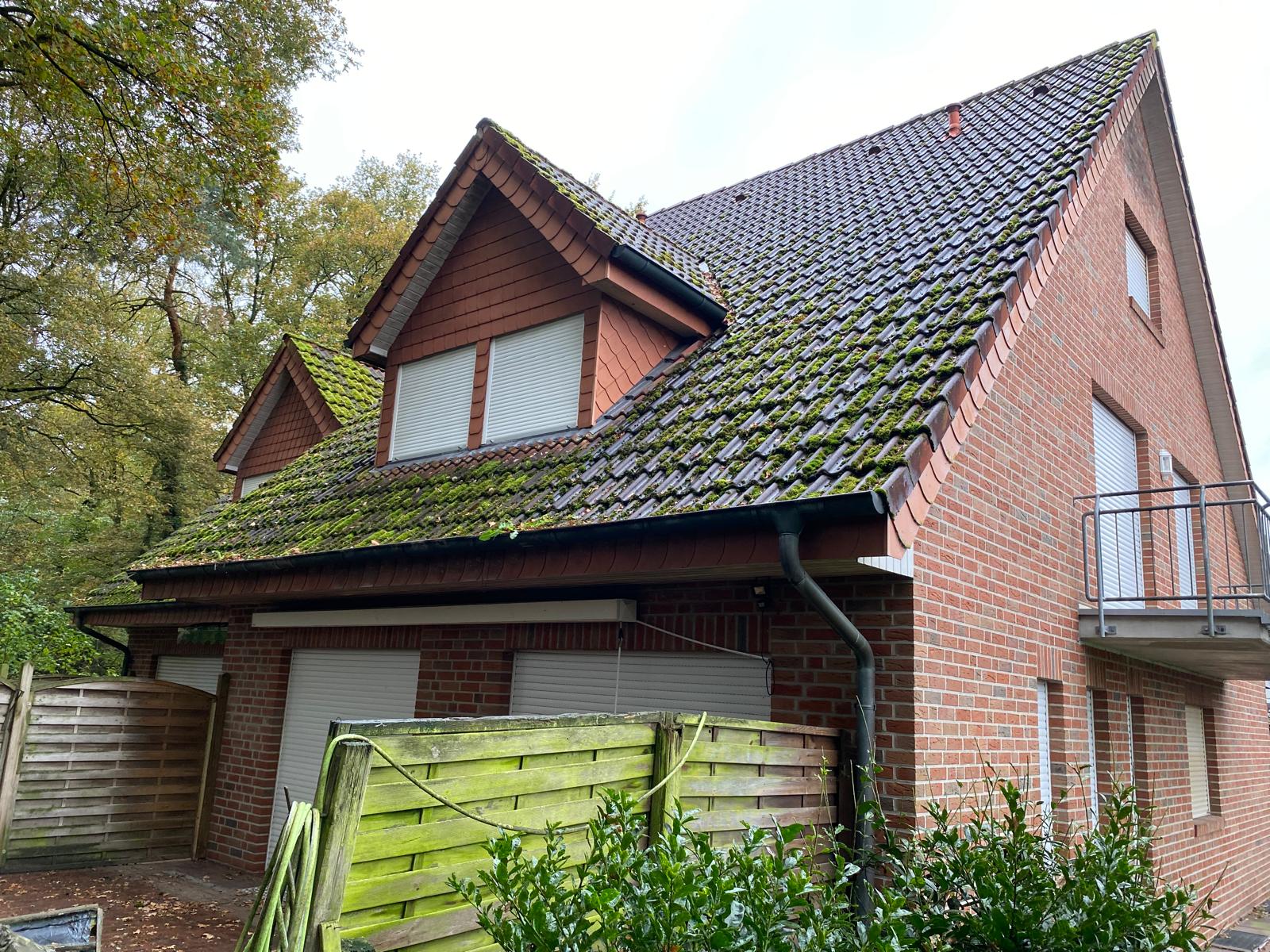 Verschmutztes Dach in N&ouml;dike vor der Reinigung